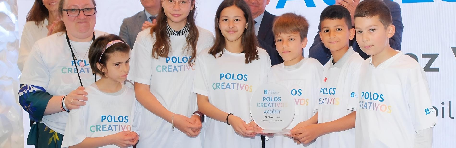 Grupo de estudantes recibindo un premio de Polos creativos